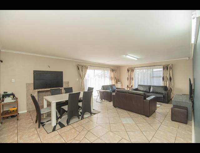 5 BEDROOM HOUSE FOR SALE IN BLUEWATER BAY